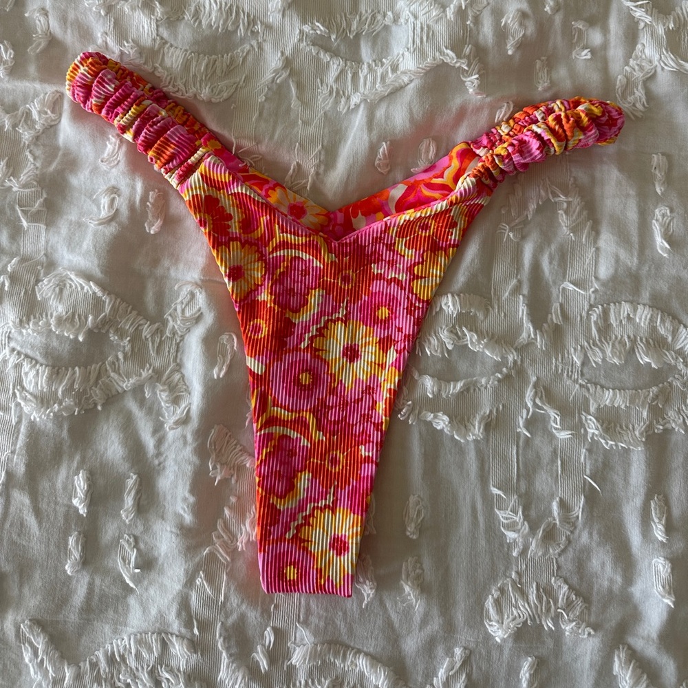Kulani Kinis: RETRO Y THONG BIKINI BOTTOM - SUGAR RUSH